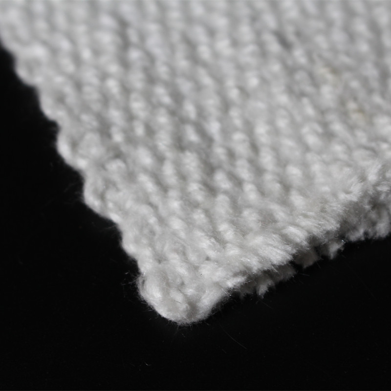 Каковы соображения безопасности при работе с керамической тканью?